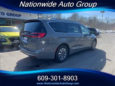 2021 Chrysler Pacifica Touring L  Hybrid - Photo 9 - East Windsor, NJ 08520