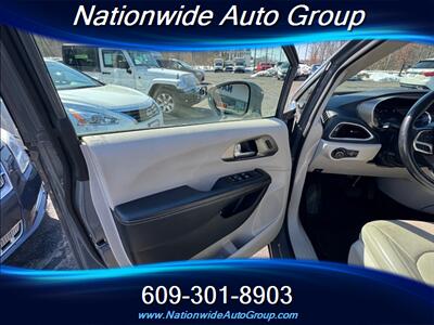 2021 Chrysler Pacifica Touring L  Hybrid - Photo 10 - East Windsor, NJ 08520