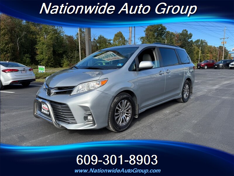 2020 Toyota Sienna XLE photo 3