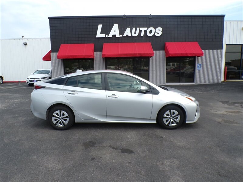 2017 Toyota Prius Three   - Photo 1 - Omaha, NE 68127