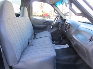 2001 Ford F-150 XL, F150, F-150, 8 Foot Fleet Side Bed, Long Bed   - Photo 19 - Las Vegas, NV 89103