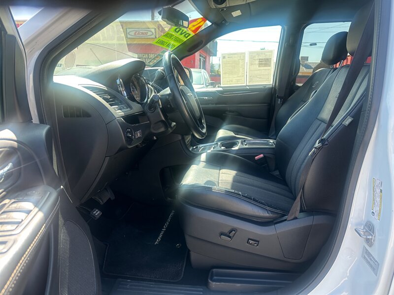 2015 Chrysler Town & Country S   - Photo 12 - Ridgecrest, CA 93555