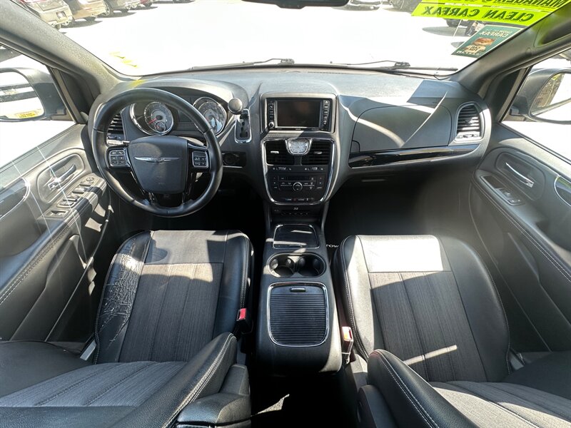 2015 Chrysler Town & Country S   - Photo 9 - Ridgecrest, CA 93555