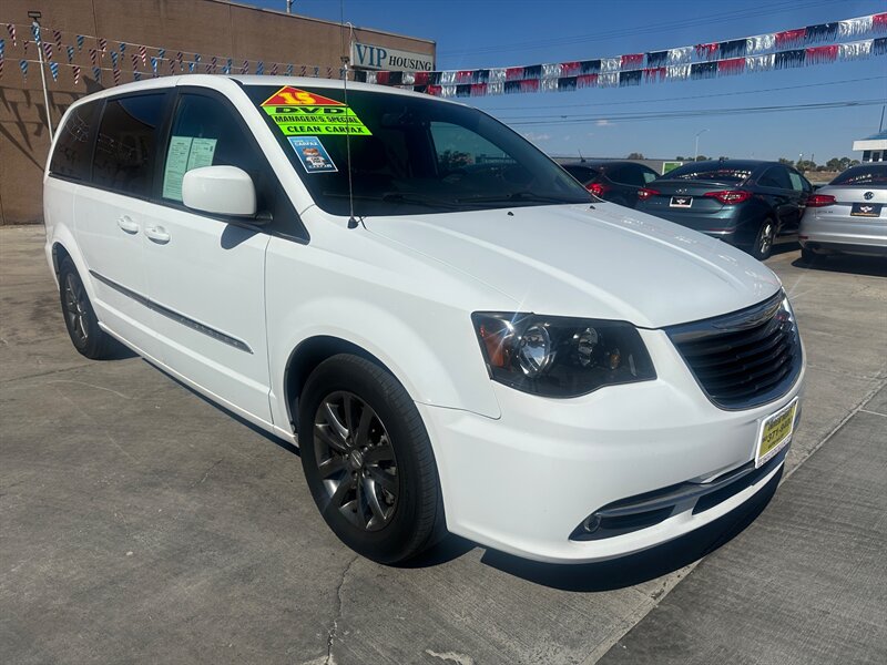2015 Chrysler Town & Country S   - Photo 3 - Ridgecrest, CA 93555