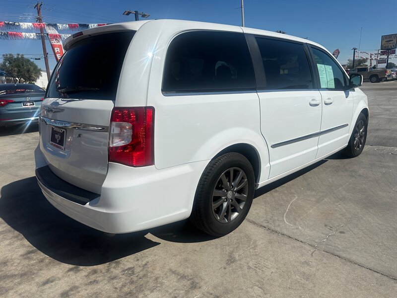2015 Chrysler Town & Country S   - Photo 4 - Ridgecrest, CA 93555