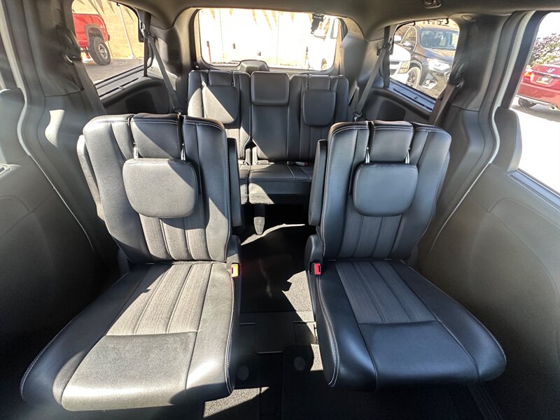 2015 Chrysler Town & Country S   - Photo 10 - Ridgecrest, CA 93555