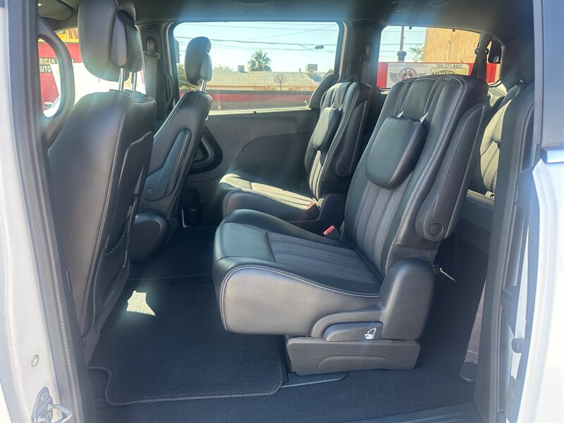 2015 Chrysler Town & Country S   - Photo 13 - Ridgecrest, CA 93555