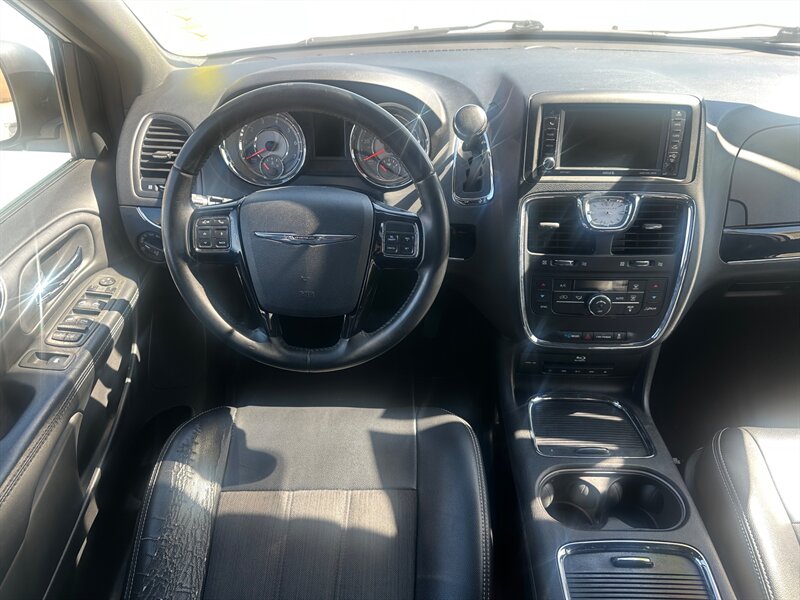 2015 Chrysler Town & Country S   - Photo 8 - Ridgecrest, CA 93555