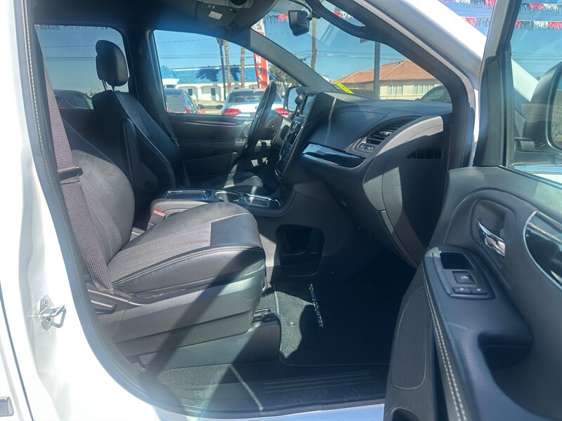 2015 Chrysler Town & Country S   - Photo 14 - Ridgecrest, CA 93555