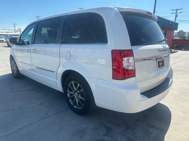 2015 Chrysler Town & Country S   - Photo 7 - Ridgecrest, CA 93555