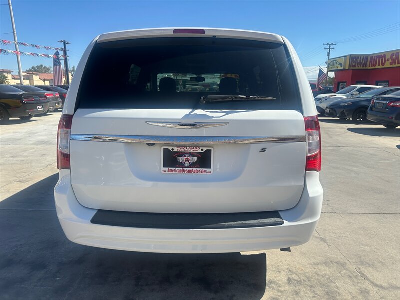 2015 Chrysler Town & Country S   - Photo 5 - Ridgecrest, CA 93555