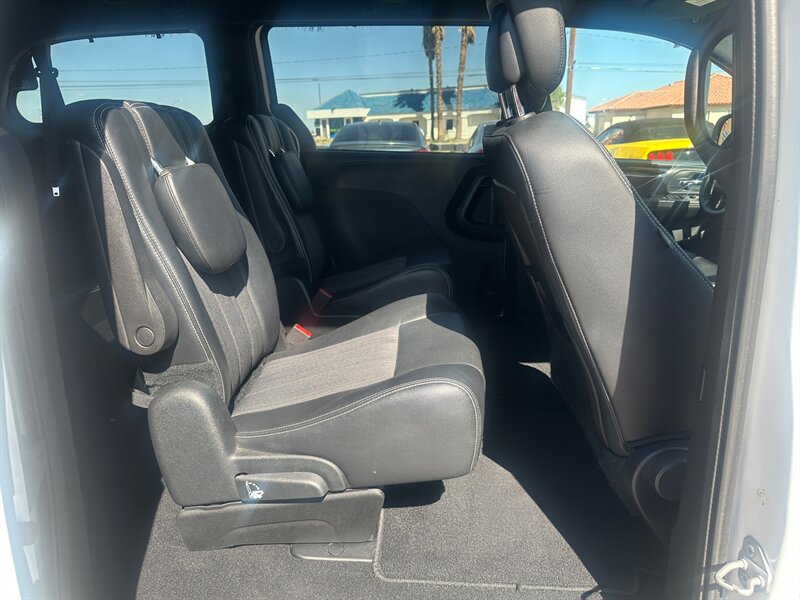 2015 Chrysler Town & Country S   - Photo 15 - Ridgecrest, CA 93555