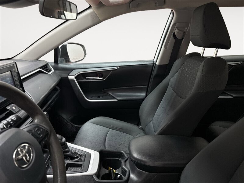 2020 Toyota RAV4 XLE - Photo 12 - Laurel, MD 20724