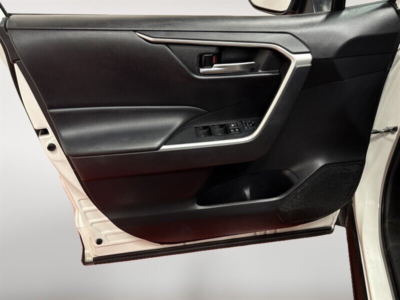2020 Toyota RAV4 XLE - Photo 10 - Laurel, MD 20724