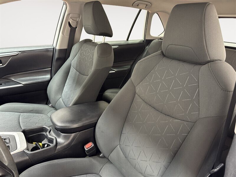 2020 Toyota RAV4 XLE - Photo 13 - Laurel, MD 20724