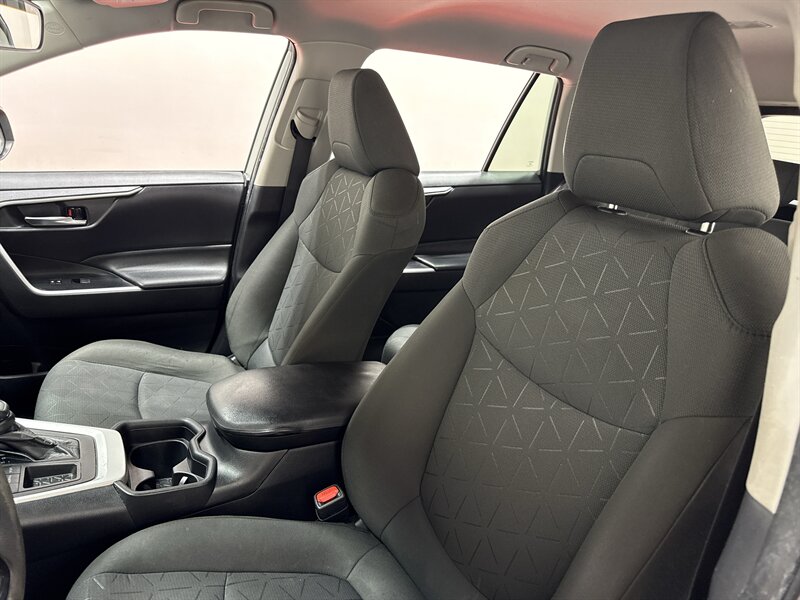 2021 Toyota RAV4 XLE - Photo 14 - Temple Hills, MD 20748