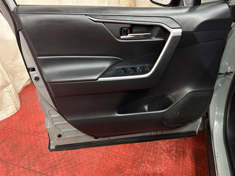 2021 Toyota RAV4 XLE - Photo 11 - Temple Hills, MD 20748