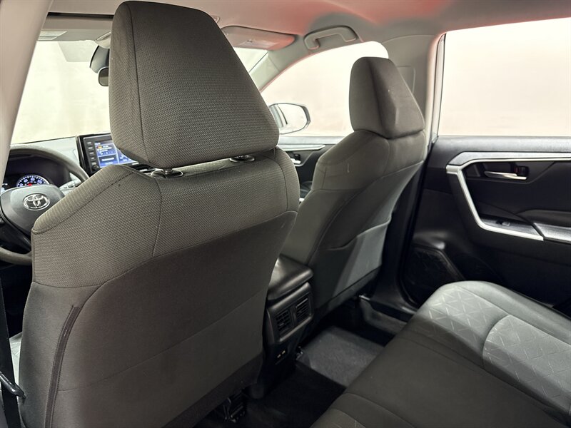 2021 Toyota RAV4 XLE - Photo 16 - Temple Hills, MD 20748