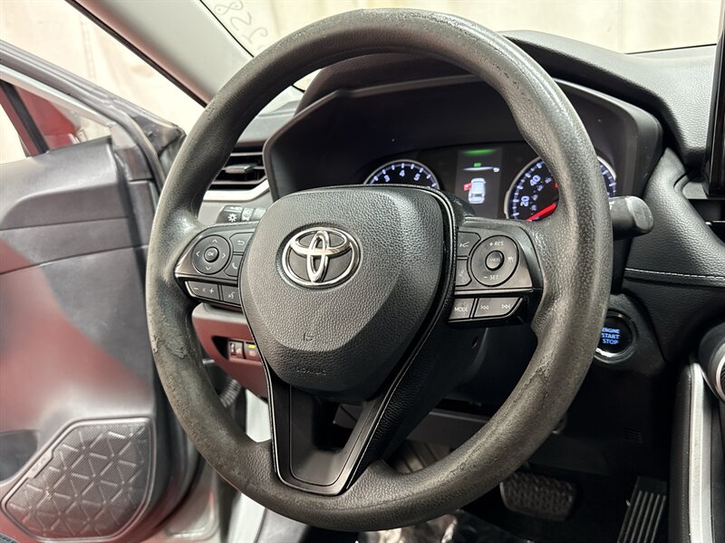 2021 Toyota RAV4 XLE - Photo 33 - Temple Hills, MD 20748