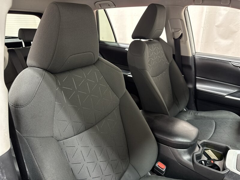 2021 Toyota RAV4 XLE - Photo 29 - Temple Hills, MD 20748