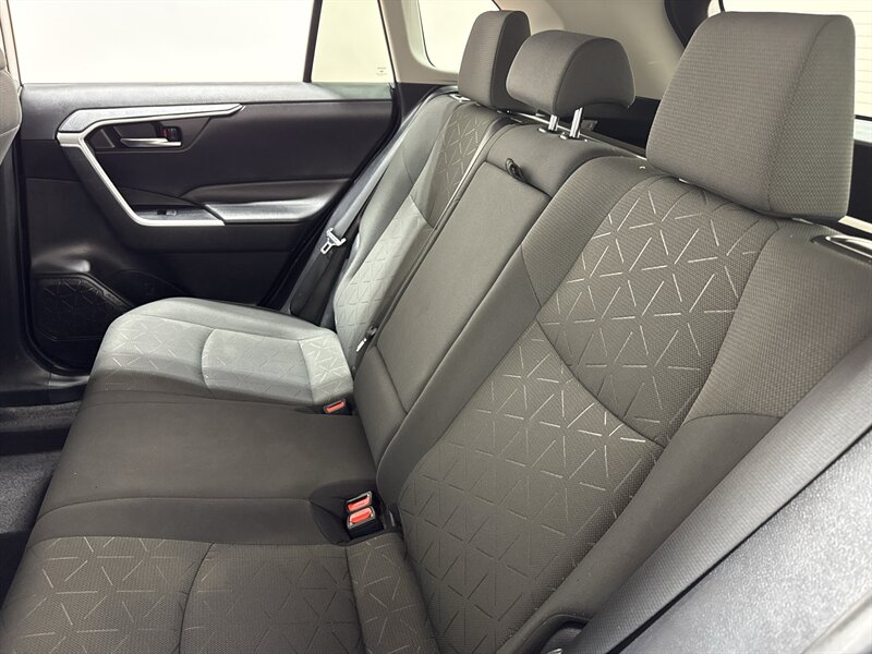 2021 Toyota RAV4 XLE - Photo 18 - Temple Hills, MD 20748