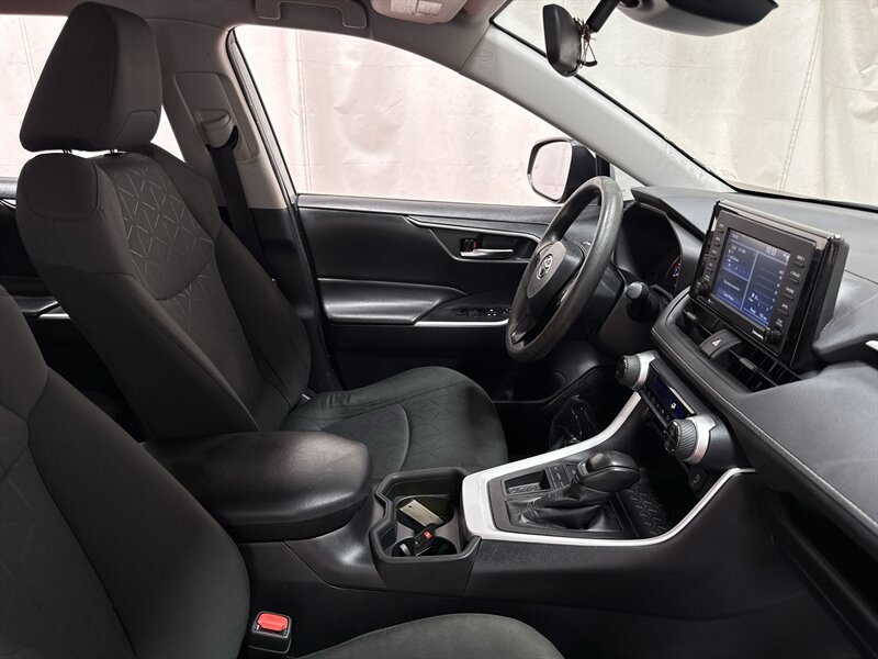 2021 Toyota RAV4 XLE - Photo 28 - Temple Hills, MD 20748