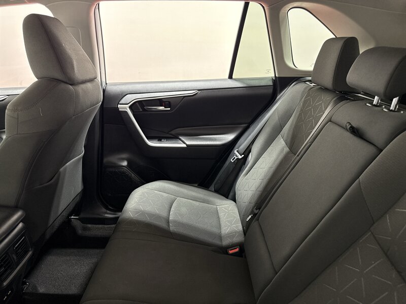 2021 Toyota RAV4 XLE - Photo 17 - Temple Hills, MD 20748