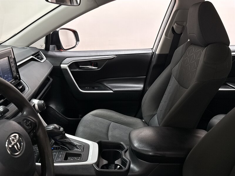 2021 Toyota RAV4 XLE - Photo 13 - Temple Hills, MD 20748