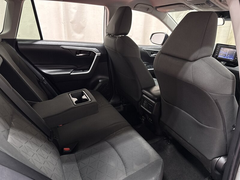 2021 Toyota RAV4 XLE - Photo 24 - Temple Hills, MD 20748