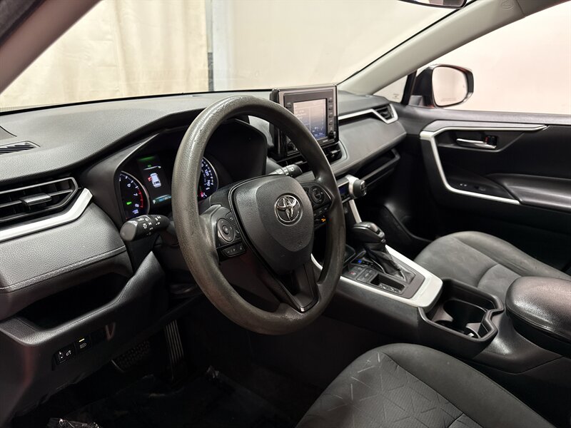 2021 Toyota RAV4 XLE - Photo 12 - Temple Hills, MD 20748