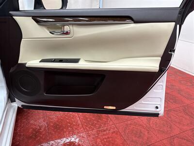 2018 Lexus ES   - Photo 31 - Temple Hills, MD 20748