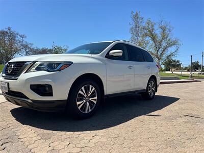 2017 Nissan Pathfinder SL  