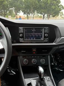 2021 Volkswagen Jetta SE   - Photo 10 - Santa Ana, CA 92707