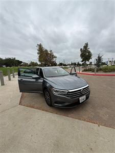 2021 Volkswagen Jetta SE   - Photo 2 - Santa Ana, CA 92707