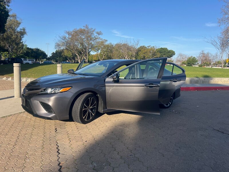 2020 Toyota Camry SE   - Photo 1 - Santa Ana, CA 92707