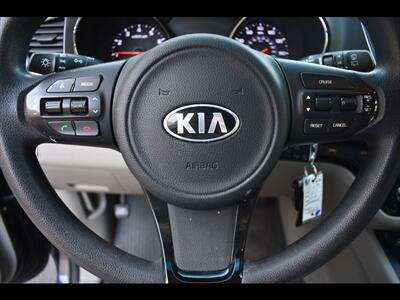 2017 Kia Sedona LX   - Photo 14 - Mesa, AZ 85201