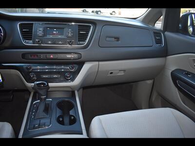 2017 Kia Sedona LX   - Photo 31 - Mesa, AZ 85201
