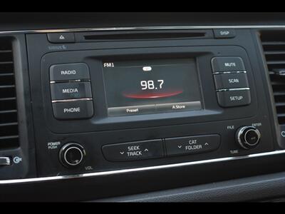 2017 Kia Sedona LX   - Photo 10 - Mesa, AZ 85201