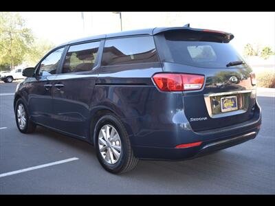 2017 Kia Sedona LX   - Photo 6 - Mesa, AZ 85201