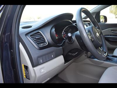 2017 Kia Sedona LX   - Photo 15 - Mesa, AZ 85201