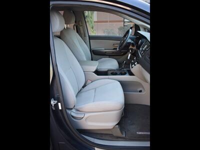 2017 Kia Sedona LX   - Photo 33 - Mesa, AZ 85201