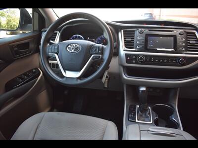 2018 Toyota Highlander LE   - Photo 32 - Mesa, AZ 85201