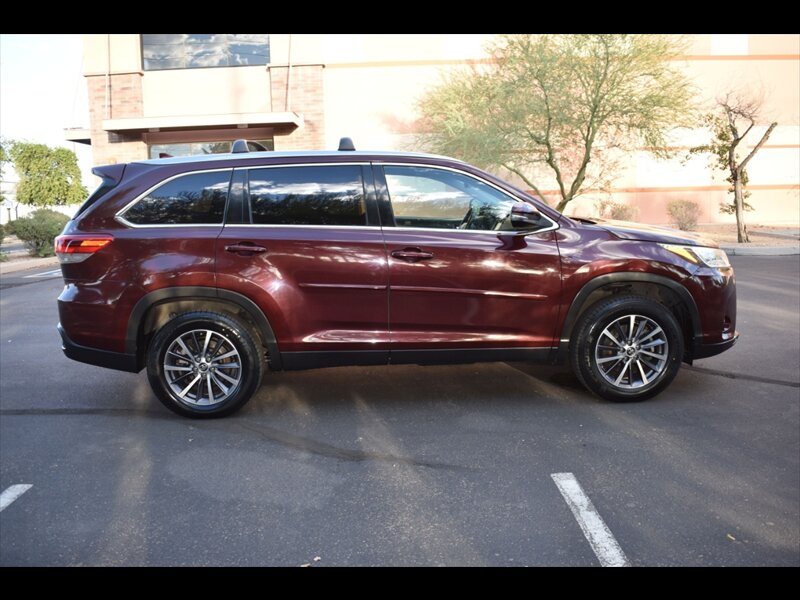 2019 Toyota Highlander XLE   - Photo 1 - Mesa, AZ 85201
