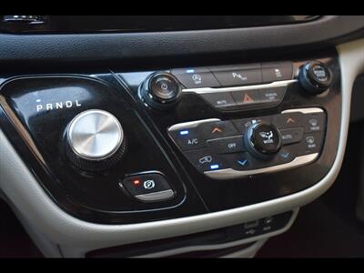 2019 Chrysler Pacifica Touring L   - Photo 12 - Mesa, AZ 85201