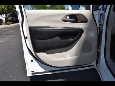 2019 Chrysler Pacifica Touring L   - Photo 18 - Mesa, AZ 85201