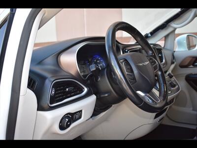 2019 Chrysler Pacifica Touring L   - Photo 15 - Mesa, AZ 85201