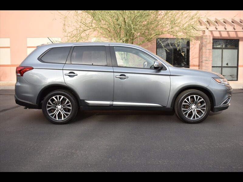 2016 Mitsubishi Outlander SE  