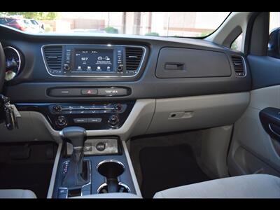 2019 Kia Sedona LX   - Photo 32 - Mesa, AZ 85201