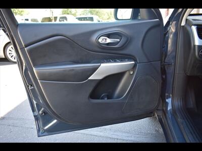 2018 Jeep Cherokee Latitude Plus   - Photo 17 - Mesa, AZ 85201