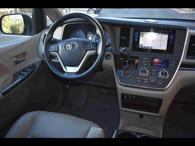 2015 Toyota Sienna XLE 7-Passenger Auto Access Seat   - Photo 32 - Mesa, AZ 85201